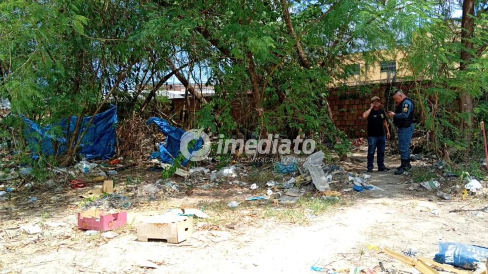 Homem é encontrado morto com mãos amarradas e sinais de tortura em terreno baldio no Osvaldo Frota, em Manaus