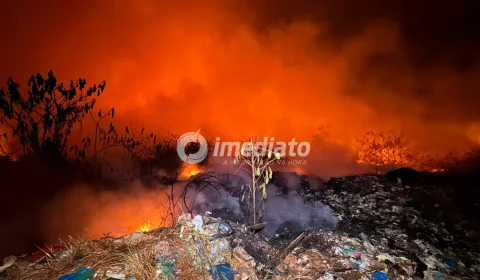 URGENTE: Incêndio de grandes proporções atinge lixão de Iranduba e fumaça é vista de Manaus