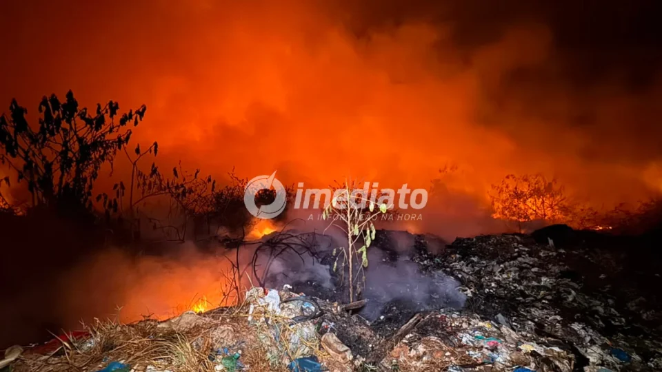 URGENTE: Incêndio de grandes proporções atinge lixão de Iranduba e fumaça é vista de Manaus