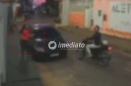 VEJA VÍDEO: Jovem é assaltada a caminho do trabalho e se esconde atrás de carro para escapar de ameaça em Manaus
