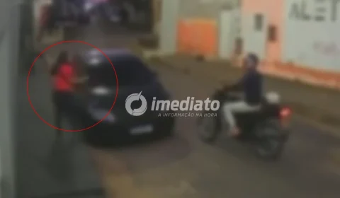 VEJA VÍDEO: Jovem é assaltada a caminho do trabalho e se esconde atrás de carro para escapar de ameaça em Manaus