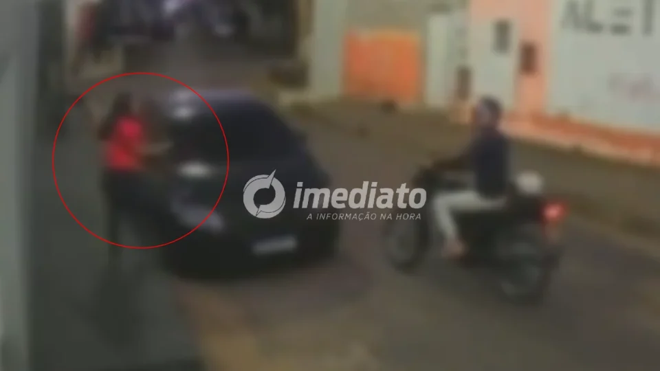 VEJA VÍDEO: Jovem é assaltada a caminho do trabalho e se esconde atrás de carro para escapar de ameaça em Manaus