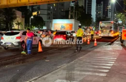Ônibus sofre pane mecânica, derrama óleo na Avenida Mário Ypiranga e provoca interdição parcial da via