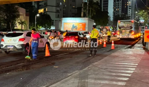 Ônibus sofre pane mecânica, derrama óleo na Avenida Mário Ypiranga e provoca interdição parcial da via