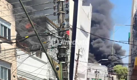VEJA VÍDEOS: Incêndio de grandes proporções assusta lojistas e populares no Centro de Manaus