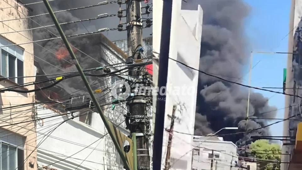VEJA VÍDEOS: Incêndio de grandes proporções assusta lojistas e populares no Centro de Manaus