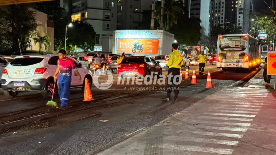 Ônibus sofre pane mecânica, derrama óleo na Avenida Mário Ypiranga e provoca interdição parcial da via