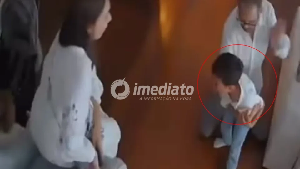 VEJA VÍDEO: Médico chora após salvar filho de 4 anos que se engasgou com bolinha de isopor