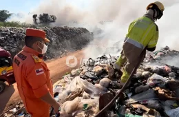 ‘Lixo queima em profundidade’: coronel do CBMAM revela dificuldade para conter incêndio no lixão de Iranduba; veja imagens