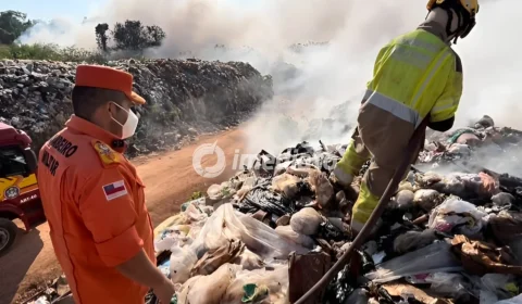 ‘Lixo queima em profundidade’: coronel do CBMAM revela dificuldade para conter incêndio no lixão de Iranduba; veja imagens