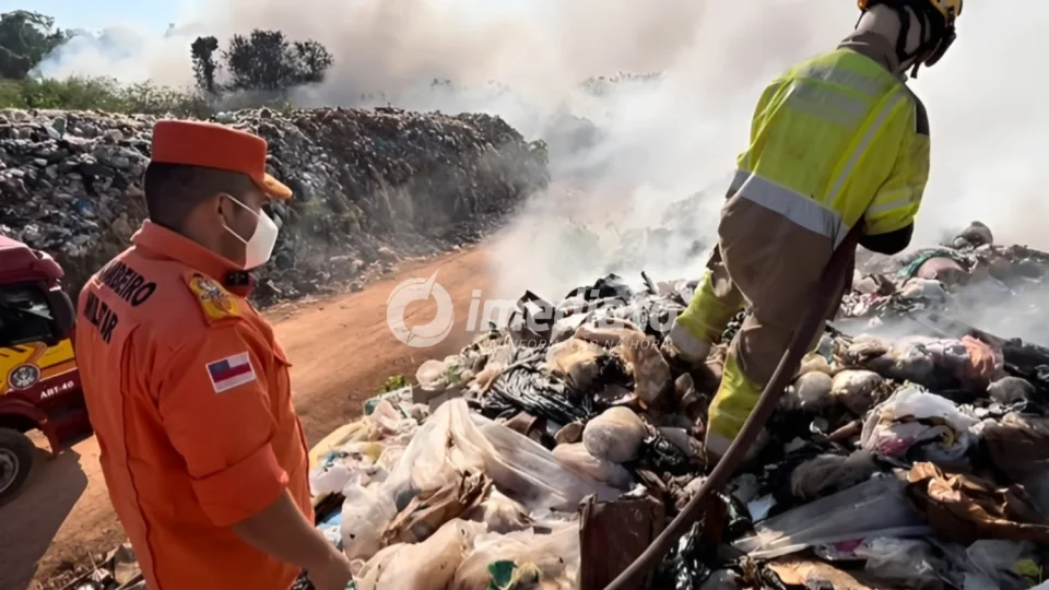 ‘Lixo queima em profundidade’: coronel do CBMAM revela dificuldade para conter incêndio no lixão de Iranduba; veja imagens