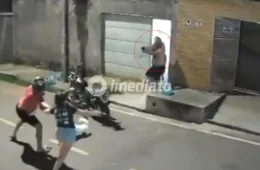 VEJA VÍDEO: Mulher luta com suspeito durante assalto e policial à paisana reage e impede roubo