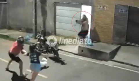 VEJA VÍDEO: Mulher luta com suspeito durante assalto e policial à paisana reage e impede roubo