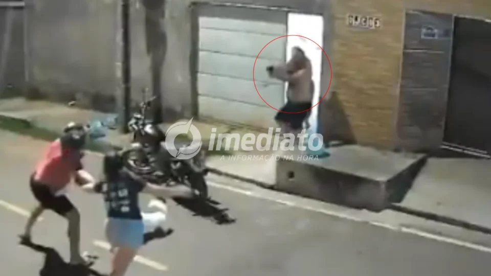 VEJA VÍDEO: Mulher luta com suspeito durante assalto e policial à paisana reage e impede roubo