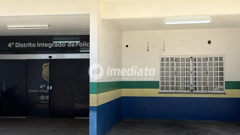 VEJA FOTOS: Criminosos invadem dependências de delegacia e furtam cobre e compressor de ar-condicionado em Manaus