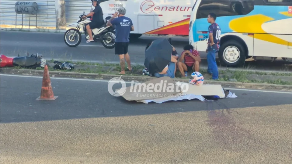 VÍDEO: Motociclista morre após passar mal, invadir contramão e colidir com outra moto na Avenida Torquato Tapajós
