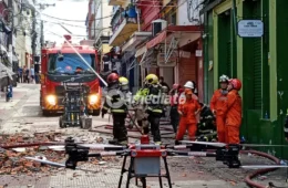 VÍDEOS: Incêndio de grandes proporções atinge loja no Centro de Manaus, provoca colapso de cobertura e mobiliza 32 bombeiros
