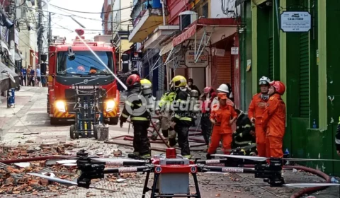 VÍDEOS: Incêndio de grandes proporções atinge loja no Centro de Manaus, provoca colapso de cobertura e mobiliza 32 bombeiros