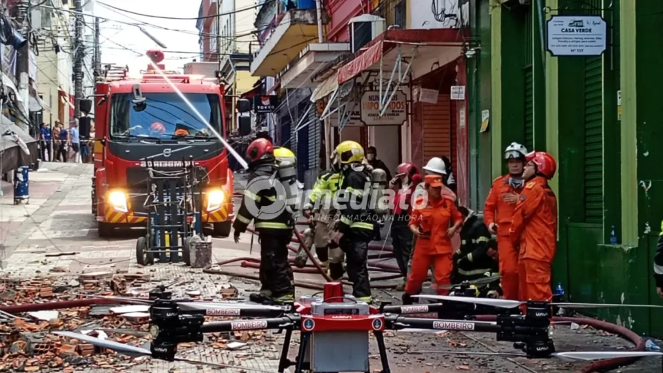 VÍDEOS: Incêndio de grandes proporções atinge loja no Centro de Manaus, provoca colapso de cobertura e mobiliza 32 bombeiros
