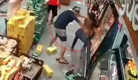 VÍDEO: Homem mata companheira a facadas na fila de supermercado e foge após o ataque em São Paulo