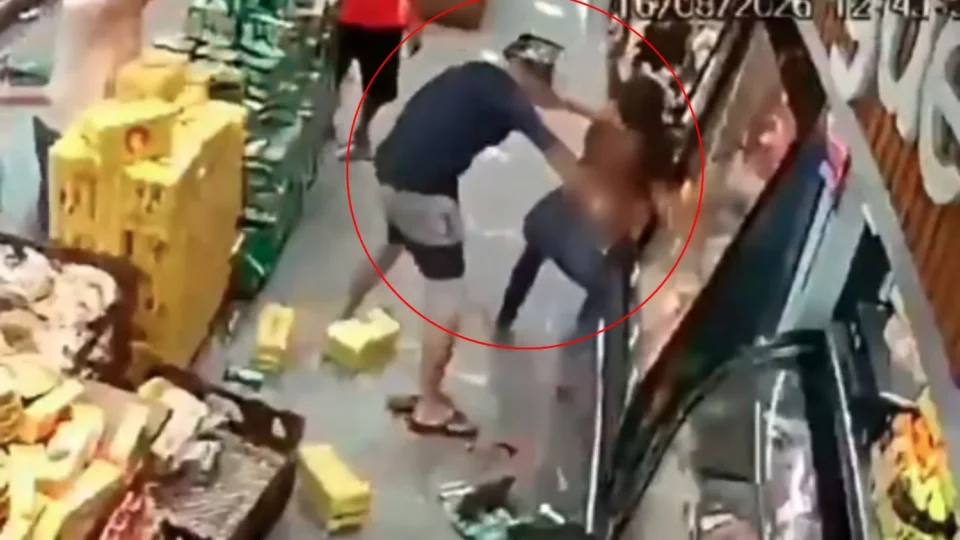 VÍDEO: Homem mata companheira a facadas na fila de supermercado e foge após o ataque em São Paulo