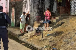 Homem é morto a tiros na porta de casa após ser surpreendido por criminosos em carro vermelho