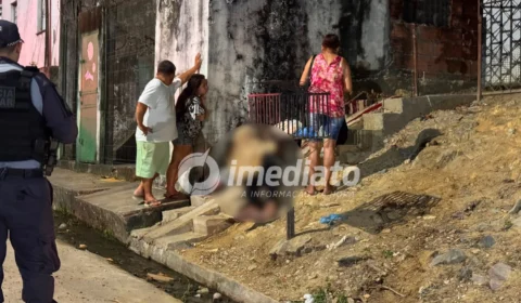 Homem é morto a tiros na porta de casa após ser surpreendido por criminosos em carro vermelho