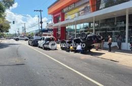 Colisão entre quatro veículos deixa pessoas feridas e causa congestionamento na Avenida Rodrigo Otávio