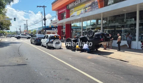 Colisão entre quatro veículos deixa pessoas feridas e causa congestionamento na Avenida Rodrigo Otávio