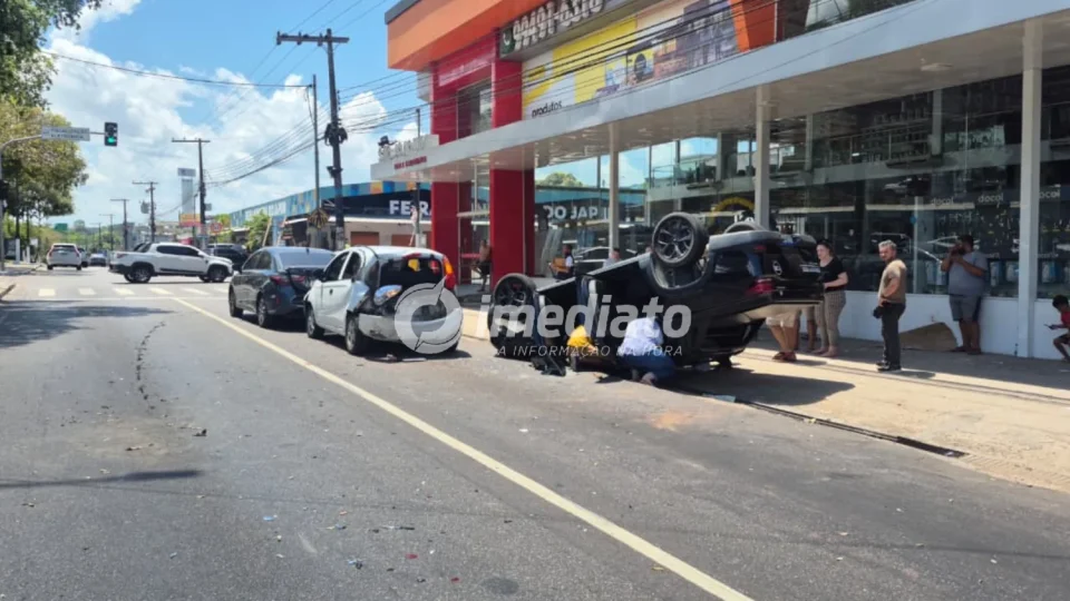 Colisão entre quatro veículos deixa pessoas feridas e causa congestionamento na Avenida Rodrigo Otávio