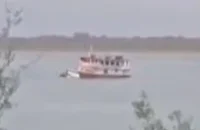 VEJA VÍDEO: avião de pequeno porte é rebocado por barco após queda no Amazonas