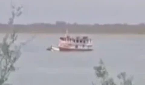 VEJA VÍDEO: avião de pequeno porte é rebocado por barco após queda no Amazonas