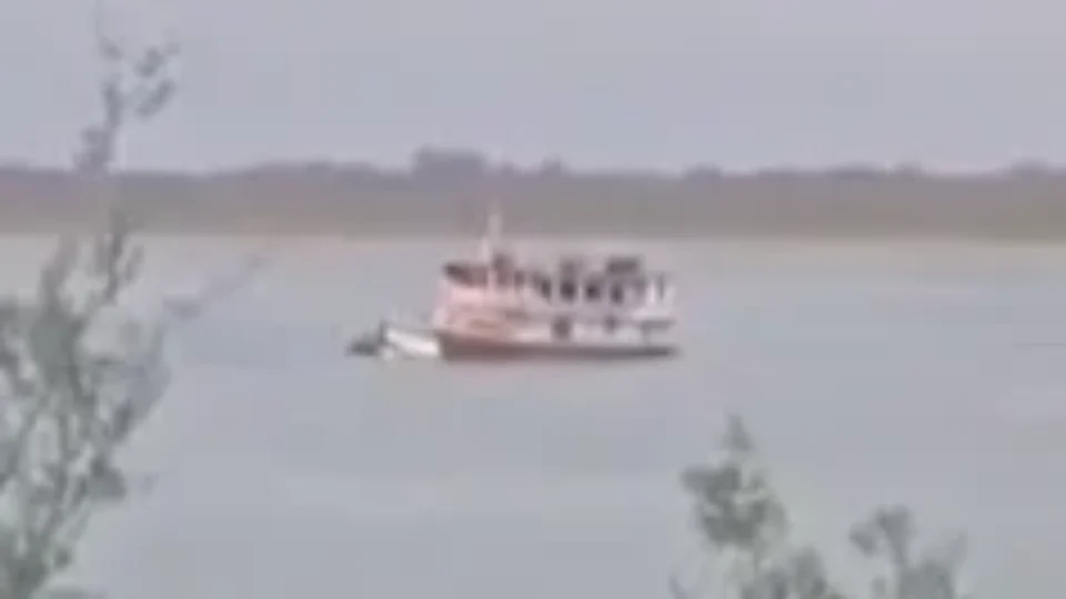 VEJA VÍDEO: avião de pequeno porte é rebocado por barco após queda no Amazonas