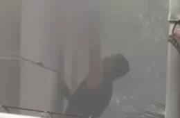 Bebê é retirado de prédio pela janela durante incêndio em Manaus