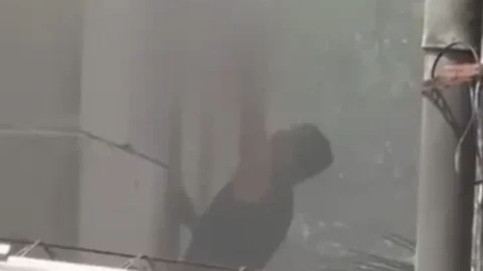 Bebê é retirado de prédio pela janela durante incêndio em Manaus