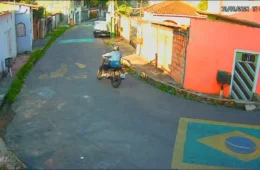 Jovem é assaltada por motociclista armado no São José, em Manaus