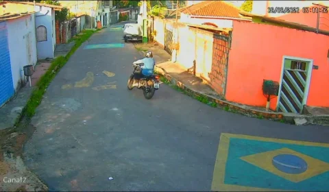 Jovem é assaltada por motociclista armado no São José, em Manaus