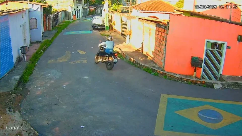 Jovem é assaltada por motociclista armado no São José, em Manaus