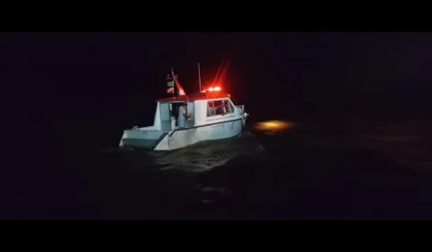 SUSTO | Barco naufraga próximo à Ilha de Cotijuba e mobiliza moradores em operação de resgate