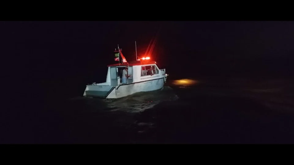SUSTO | Barco naufraga próximo à Ilha de Cotijuba e mobiliza moradores em operação de resgate