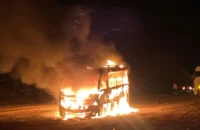 SUSTO: micro-ônibus pega fogo na BR-156 e passageiros escapam sem ferimentos.