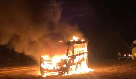 SUSTO: micro-ônibus pega fogo na BR-156 e passageiros escapam sem ferimentos.