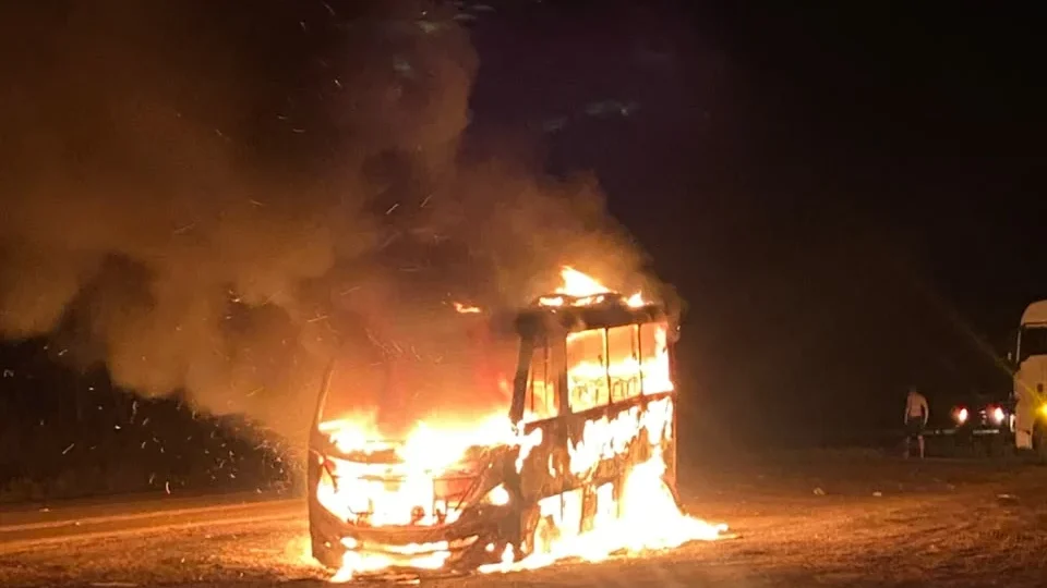 SUSTO: micro-ônibus pega fogo na BR-156 e passageiros escapam sem ferimentos.
