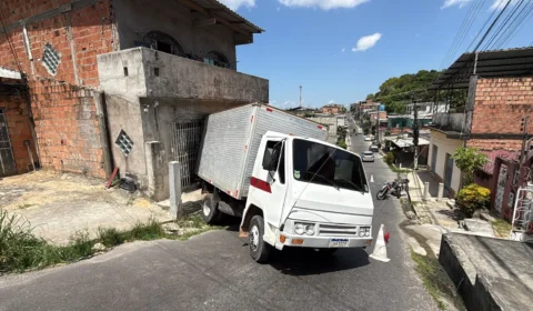 Caminhão perde controle em ladeira no Mundo Novo e atinge casa e adolescente