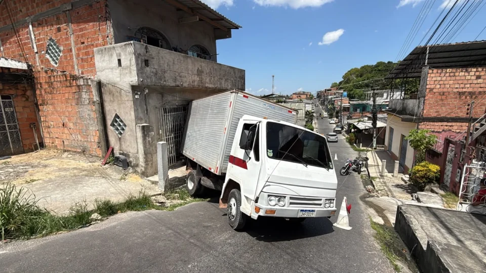 Caminhão perde controle em ladeira no Mundo Novo e atinge casa e adolescente