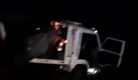 TRAGÉDIA: colisão entre carro e guincho deixa dois mortos