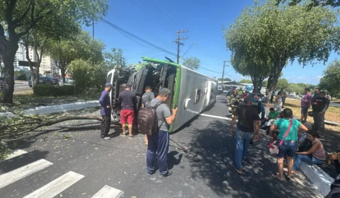 URGENTE: Ônibus bate em árvore e tomba na Avenida São Jorge; várias pessoas ficam feridas