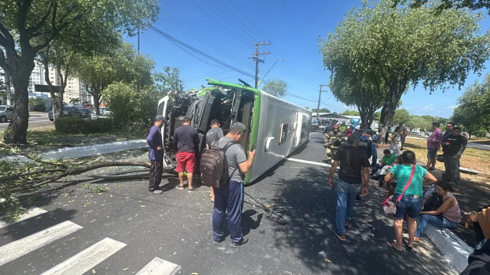 URGENTE: Ônibus bate em árvore e tomba na Avenida São Jorge; várias pessoas ficam feridas