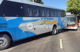 Motociclista fica gravemente ferido após acidente com ônibus na Avenida André Araújo, em Manaus