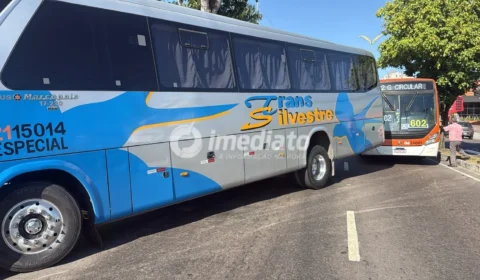 Motociclista fica gravemente ferido após acidente com ônibus na Avenida André Araújo, em Manaus
